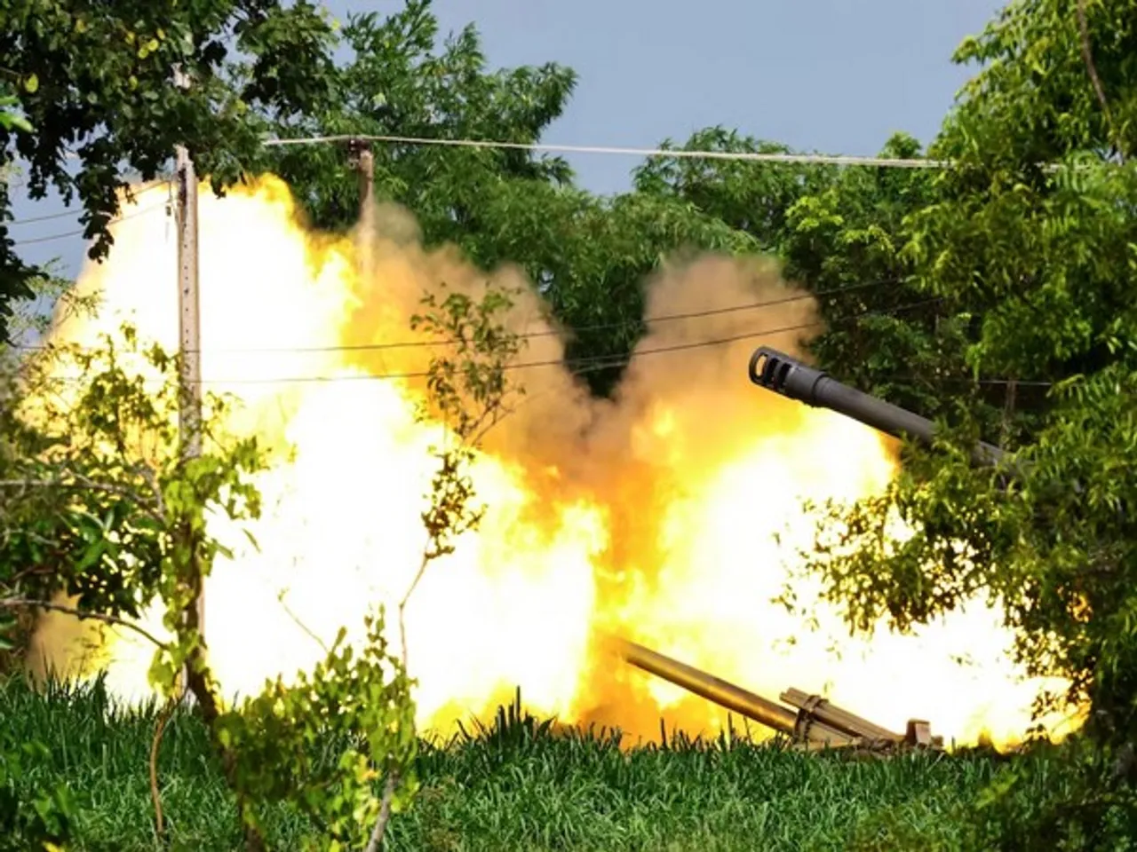 A Thailand's mobile artillery unit fires towards Cambodia's side (File Photo/Reuters)