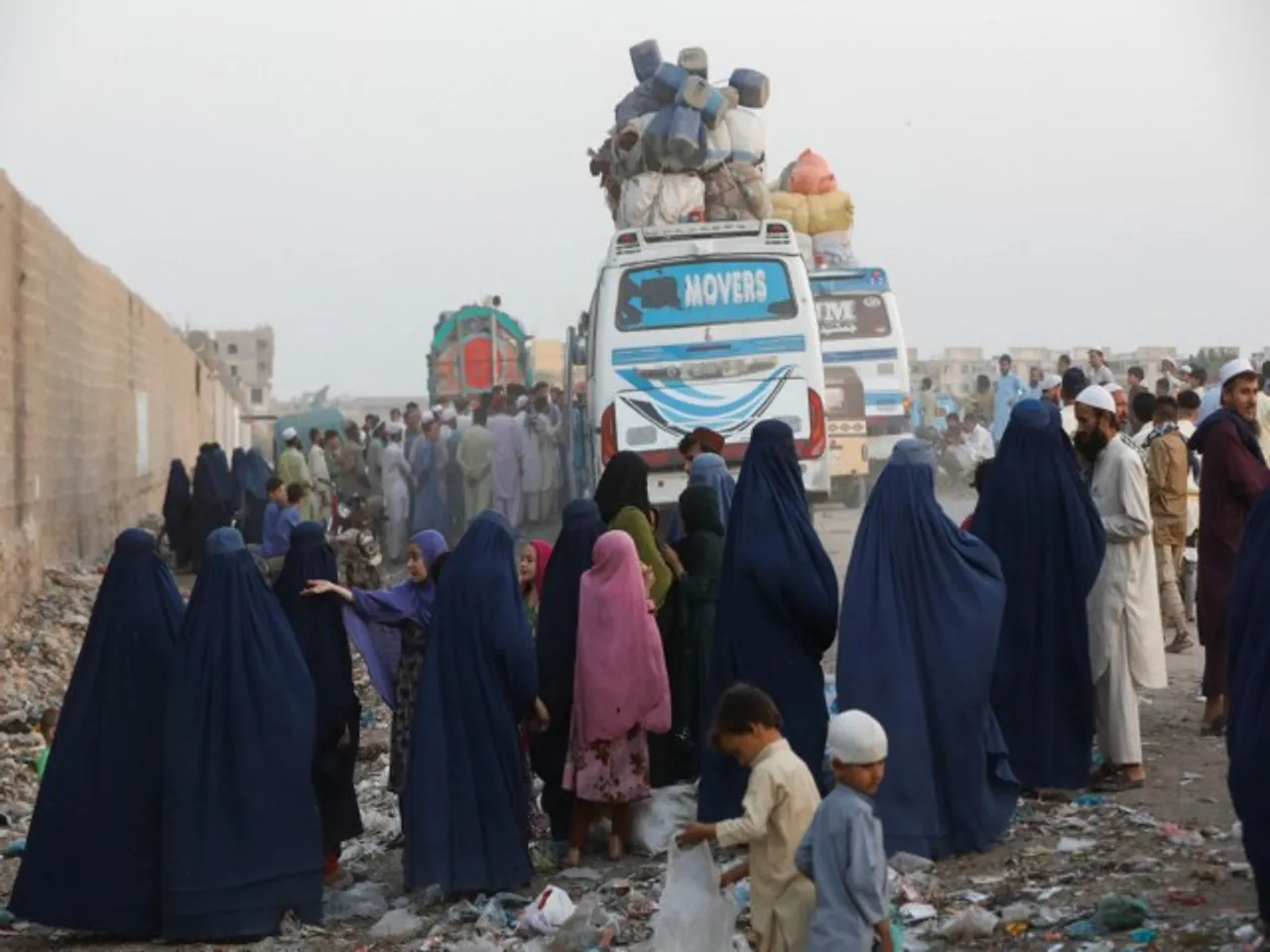 Afghan returnees walk with their belongings after being deported (Photo/Reuters)