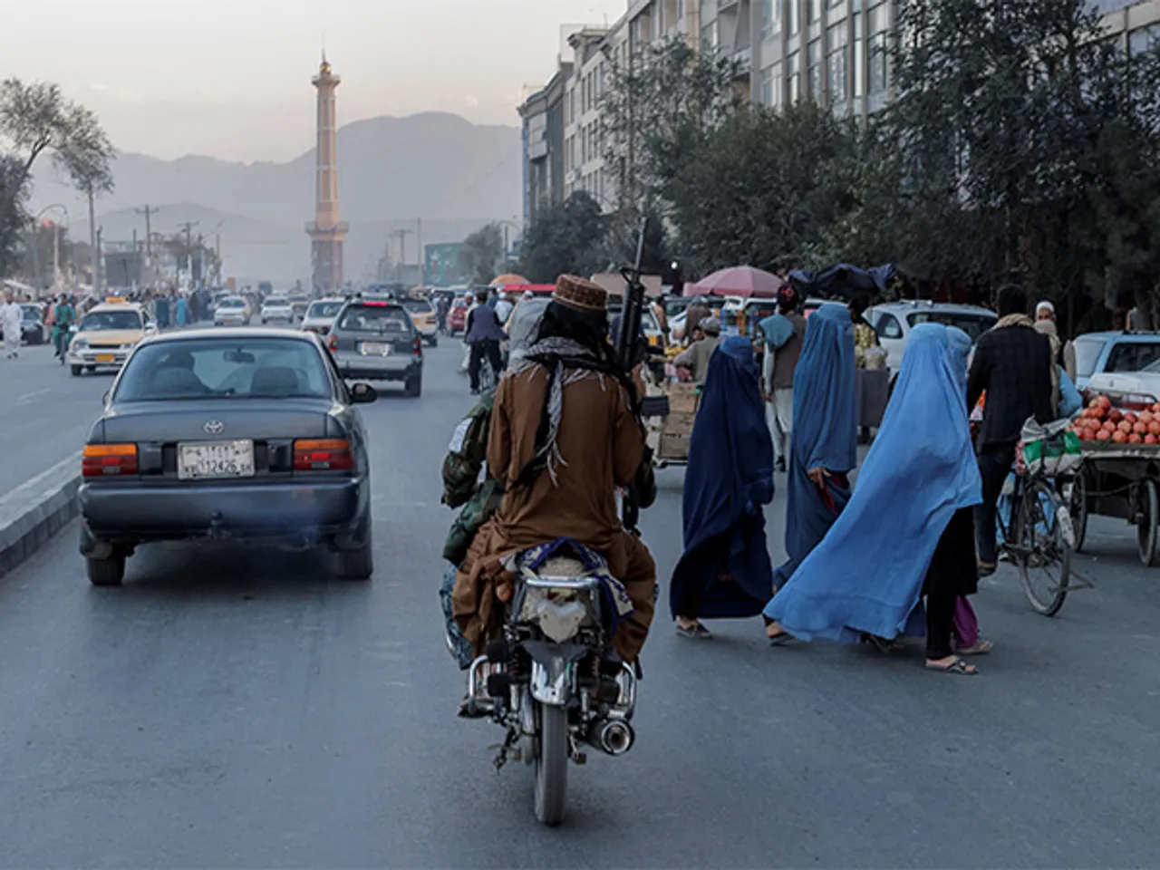 Afghan women walk past Taliban patrol in Kabul as UN warns of rising ISIS-K threat and renewed terror risks (Photo/Reuters)