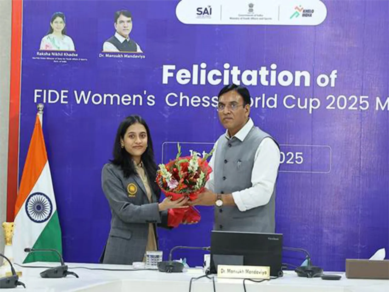 Divya Deshmukh (L) and Union Minister Mansukh Mandaviya (R)