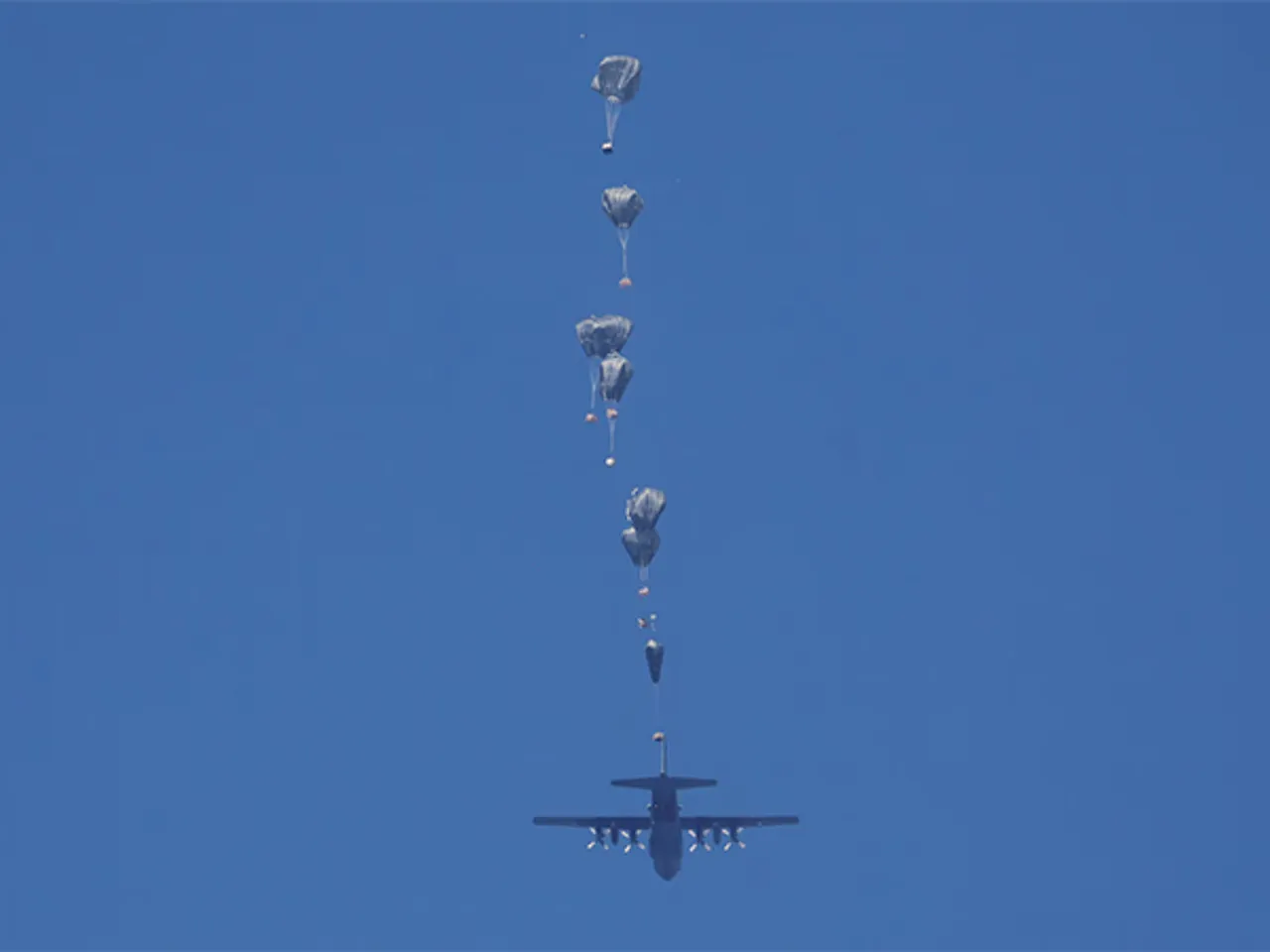 A plane airdrops humanitarian aid over Rafah in southern Gaza Strip (File Photo/Reuters)