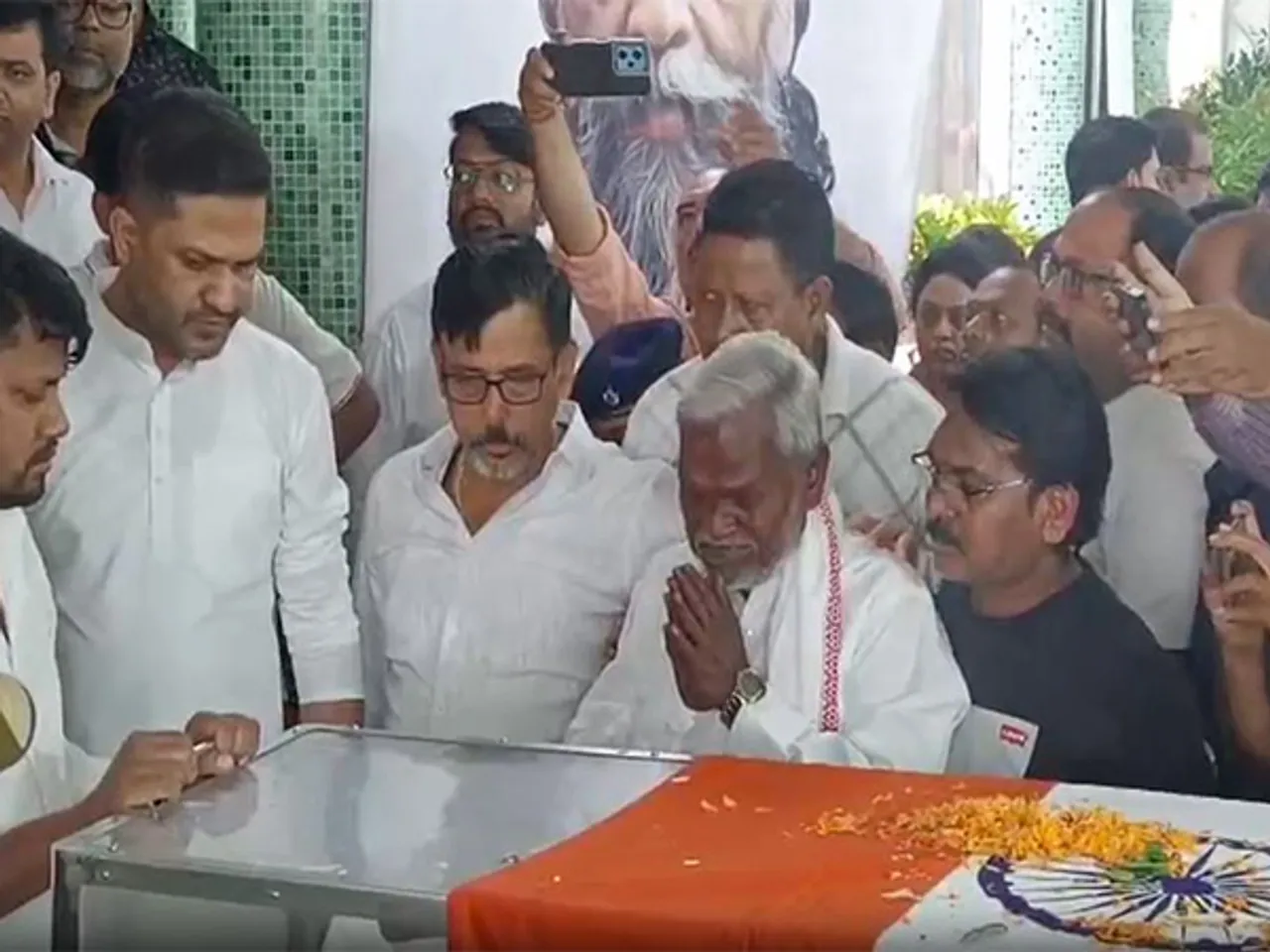 Former CM and BJP leader Champai Soren breaks down as he pays last respects to JMM Founder Shibu Soren (Photo/ANI)