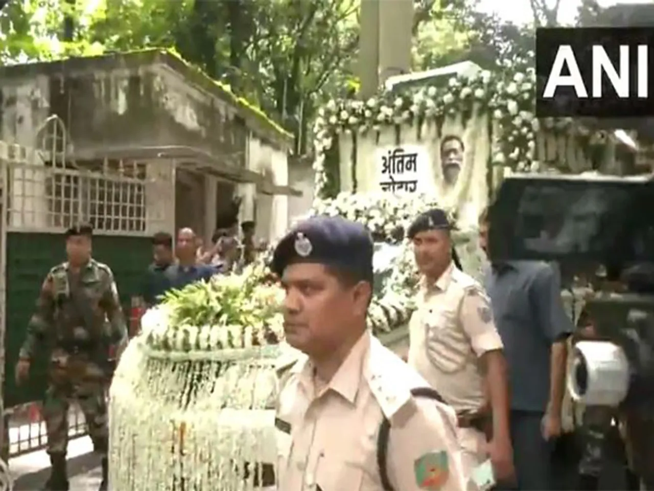 Shibu Soren's remains taken from Ranchi home to State Assembly. (Photo/ANI)
