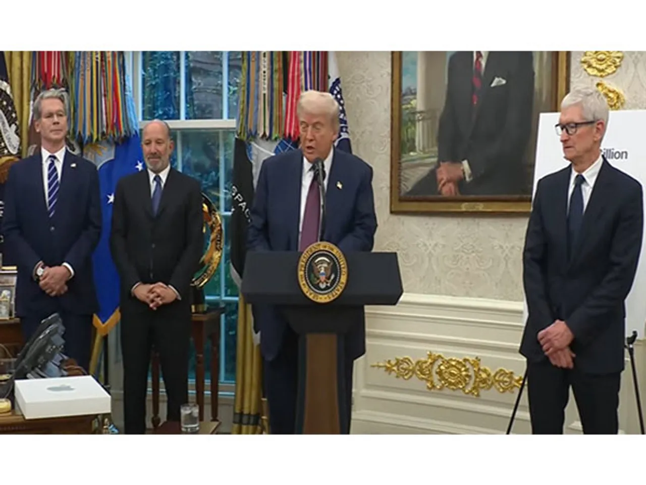 Donald Trump and Apple CEO Tim Cook at right side (Photo/White House)