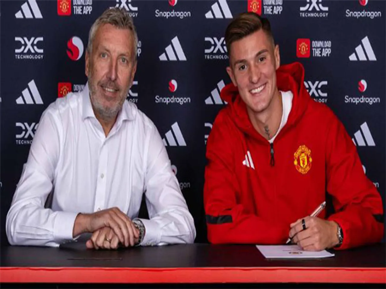 Slovenia striker Benjamin Sesko (R). (Photo: MU website)