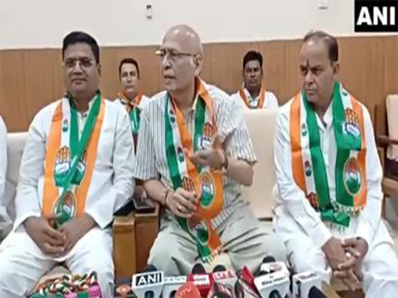 Congress leader Abhishek Manu Singhvi (middle) (Photo/ANI)