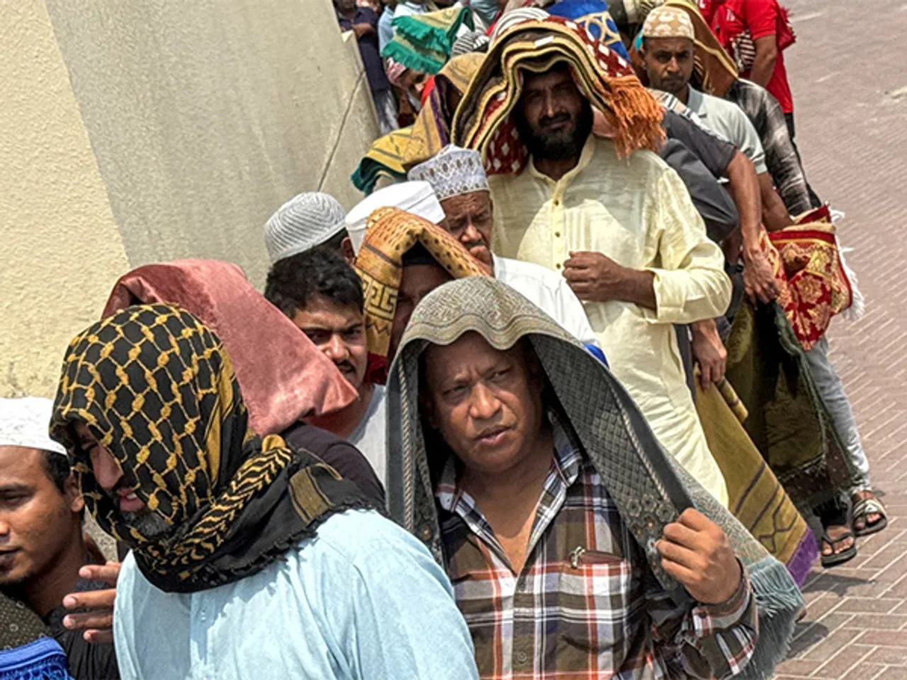 Iranians in Tehran shield themselves from the heat amid power outages and water shortages (Photo/Reuters)