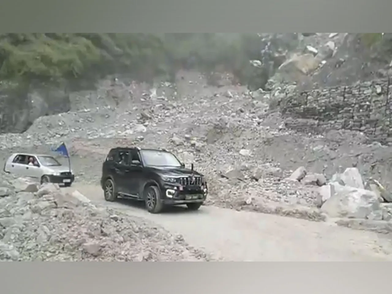 Visual showing traffic movement on Badrinath highway (Photo/X @chamolipolice)
