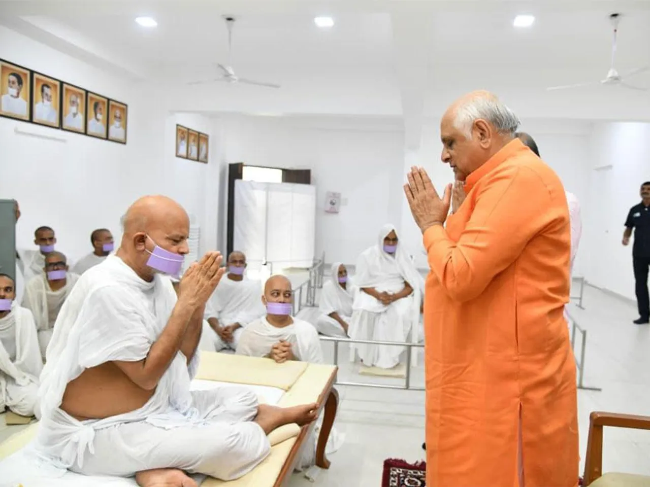 Gujarat Chief Minister Bhupendra Patel (right) with Acharya Mahashraman ji (left) Photo/Gujarat CMO)