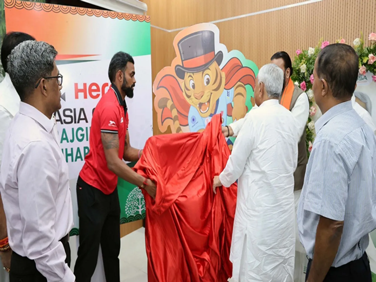 Bihar CM Nitish Kumar and former Inian hockey player PR Sreejesh unviel the Men's Asia Cup Rajgir, Bihar 2025 (Photo: X/@NitishKumar)