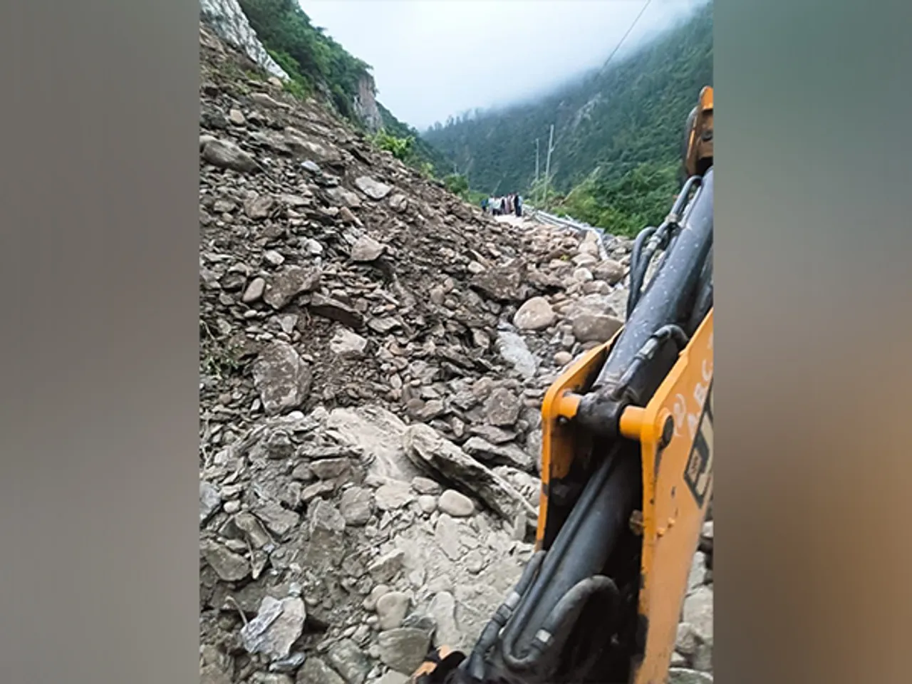 The work of making the highways operational is in progress (Photo/Uttarkashi police)