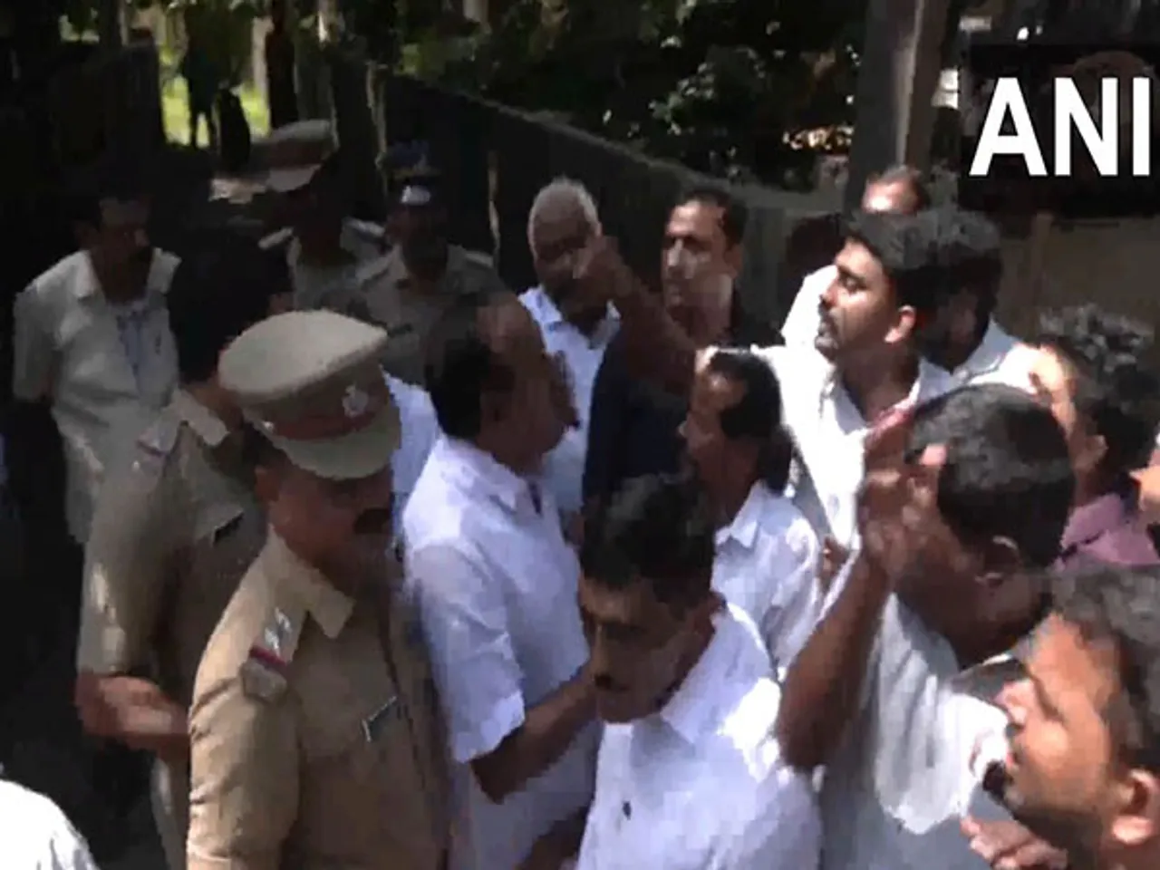 DYFI protests outside Kerala LoP VD Satheesan (Photo/ANI)