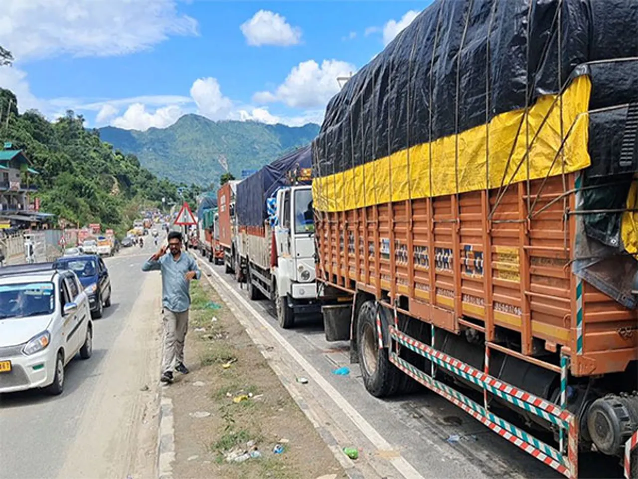 Chandigarh-Manali National Highway closed for last 3 days; hundreds of cargo vehicles stranded. (Photo/ANI)