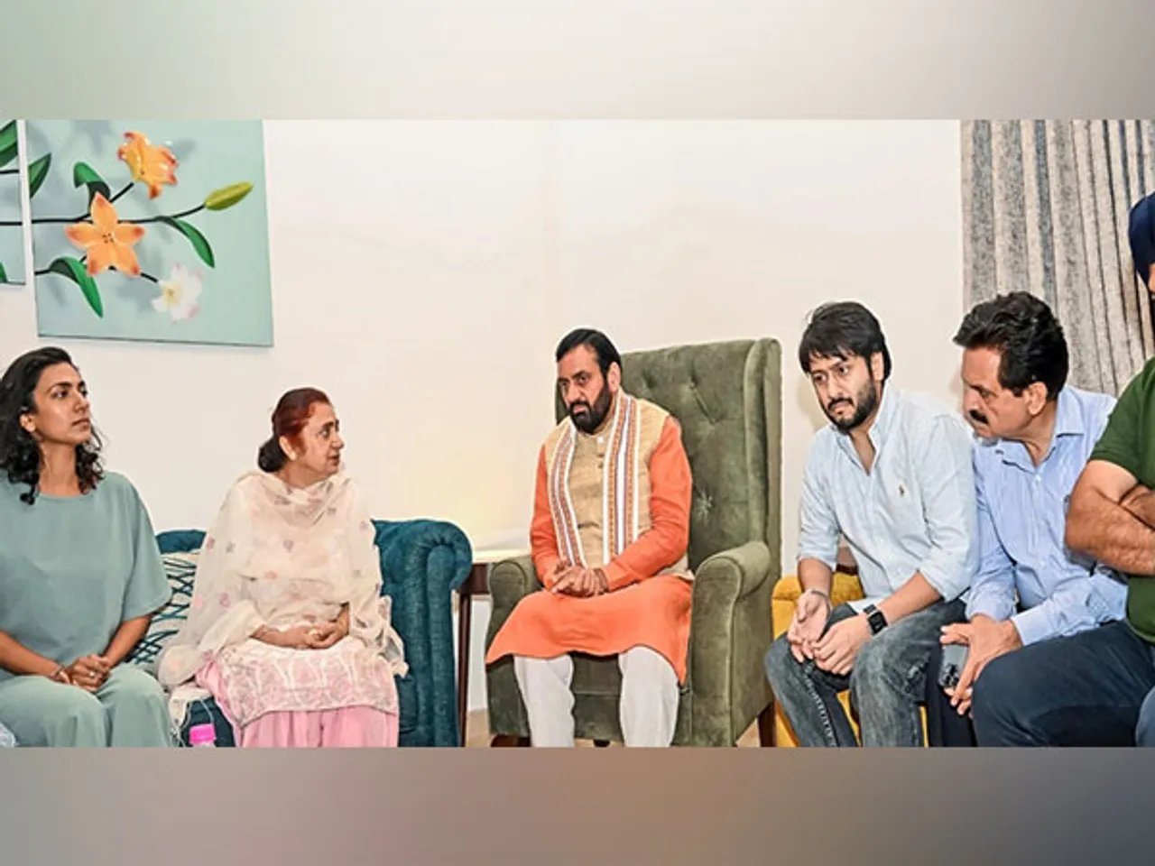 CM Nayab Saini visits late actor Jaswinder Bhalla's residence (Image source: X/ @@NayabSainiBJP)