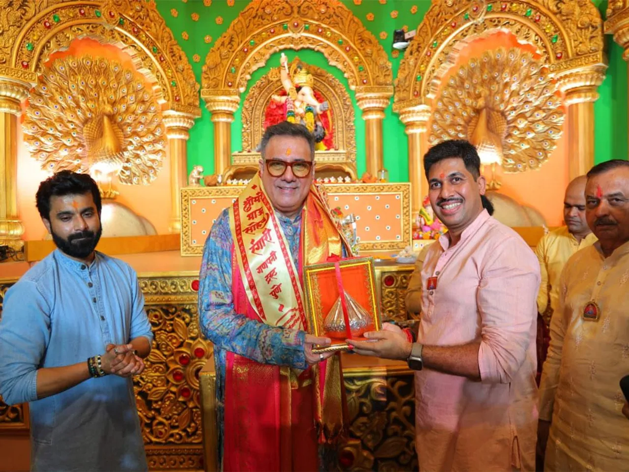 Bollywood actor Boman Irani visits Pune's Shrimant Bhausaheb Rangari Ganpati Mandal (Photo/Bhausaheb Rangari Mandal Trust)