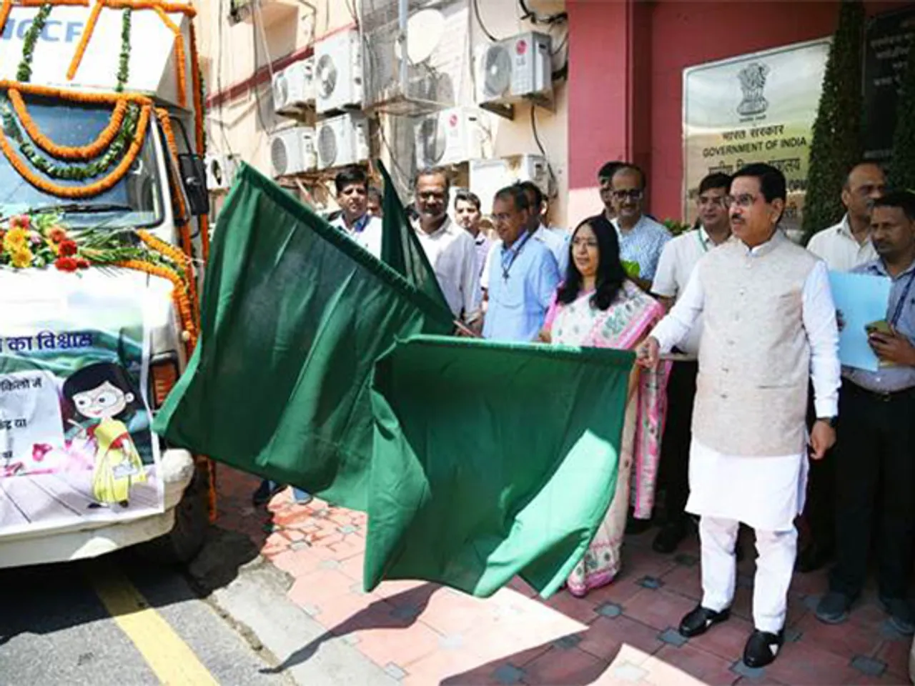 Union Minister Pralhad Joshi flags off vans selling subsidized onions (Photo/PIB)