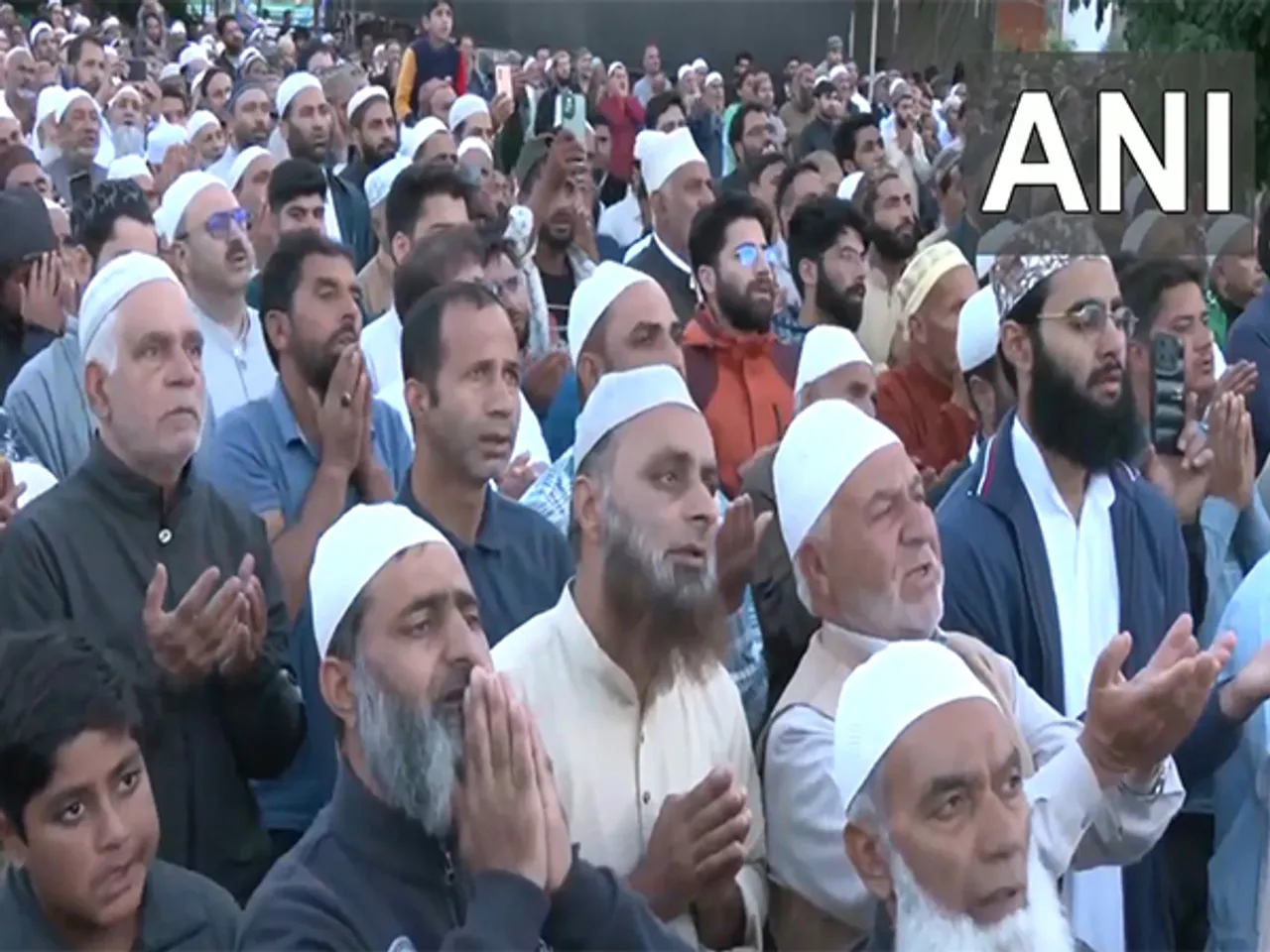 People offer prayers at Dargah Hazratbal Shrine in Srinagar  (Photo/ANI)