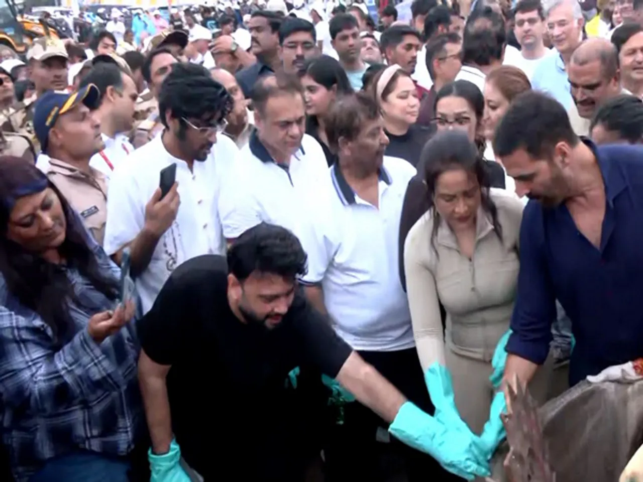Akshay Kumar and Amruta Fadnavis cleaning beach (Photo: ANI)