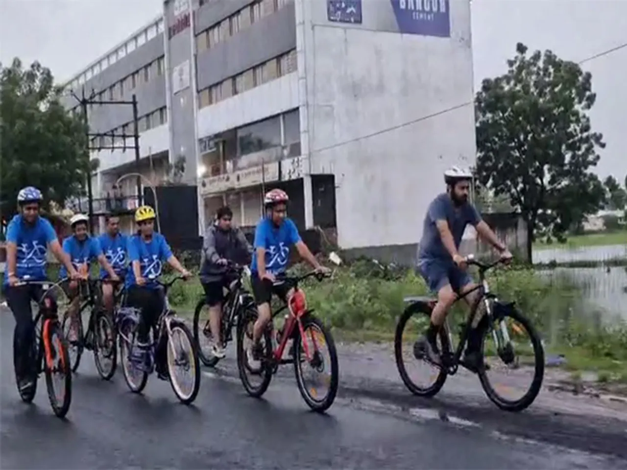 Aravalli district administration organised 'Sundays on Cycle' programme under Fit India Movement. (Photo/ANI)
