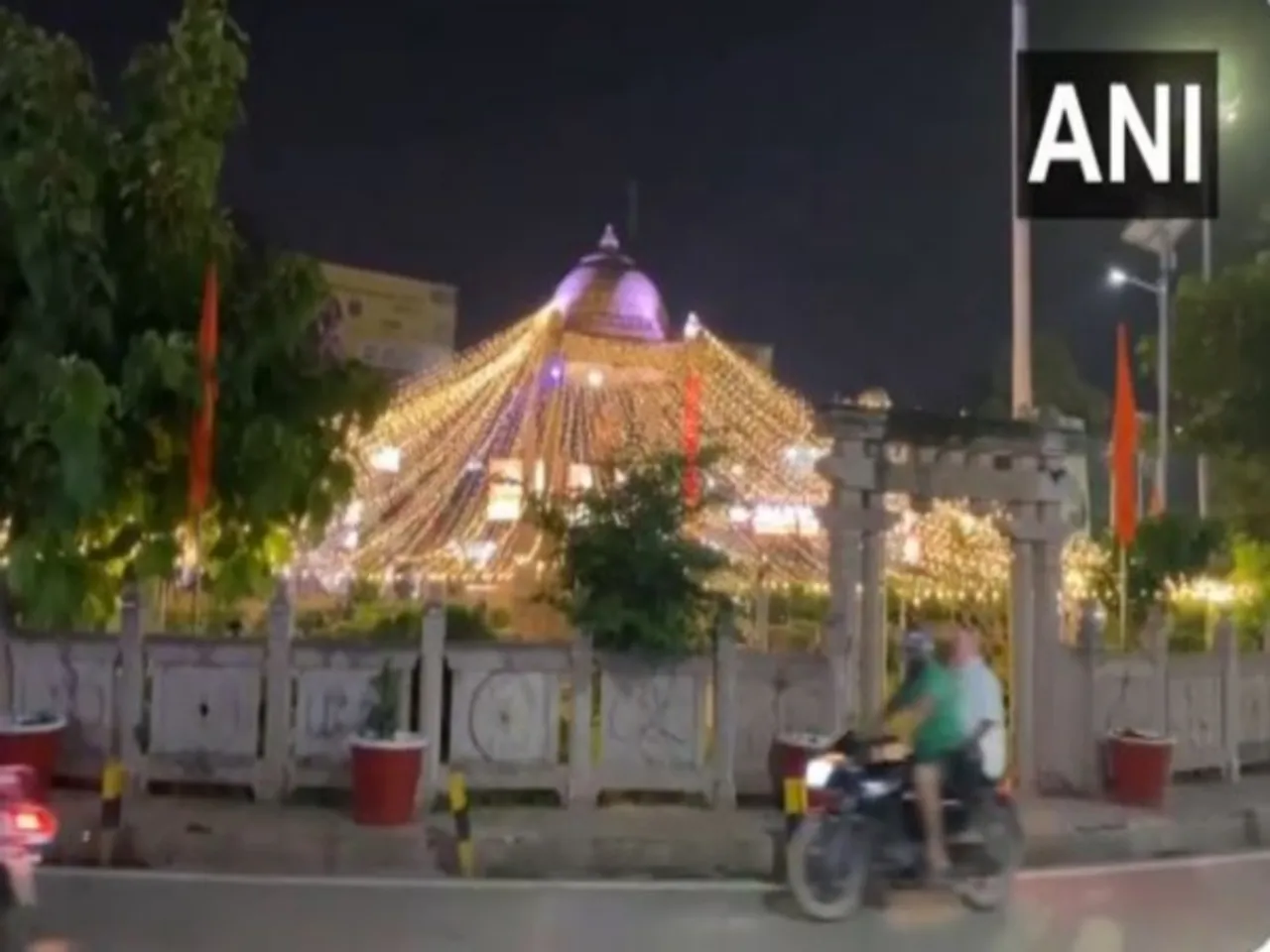 Varanasi decked up to welcome Prime Minister Narendra Modi and Prime Minister of Mauritius, Dr Navinchandra Ramgoolam (Photo/ANI)