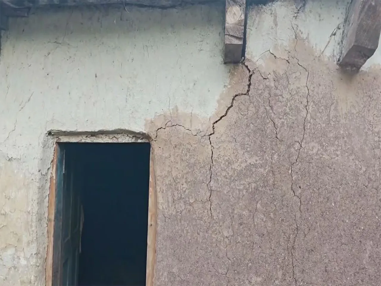 Houses in Ramban developed cracks (Photo/ANI)