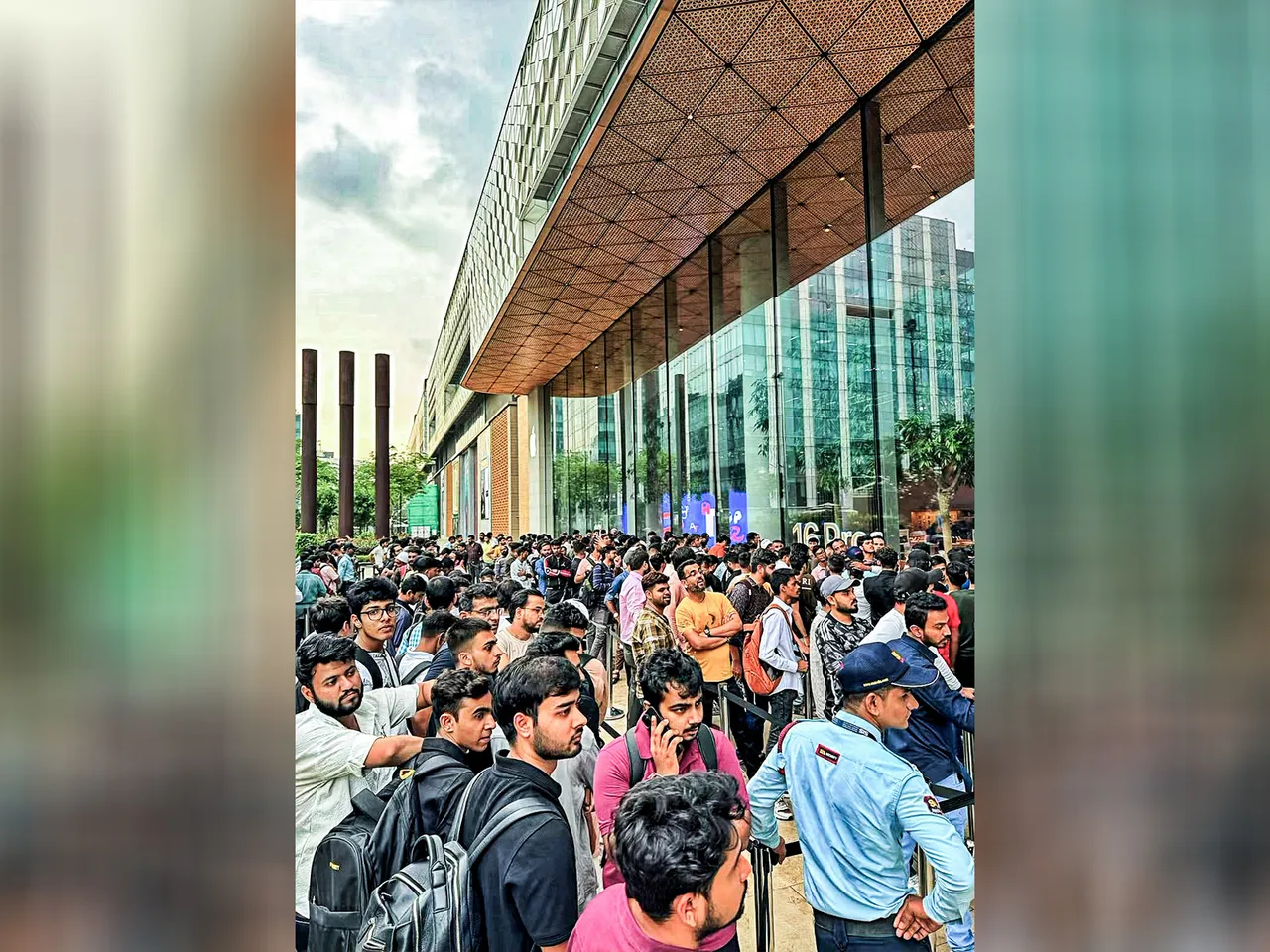 Representative image of long queues seen outside an electronics store (Photo/ANI Portal)