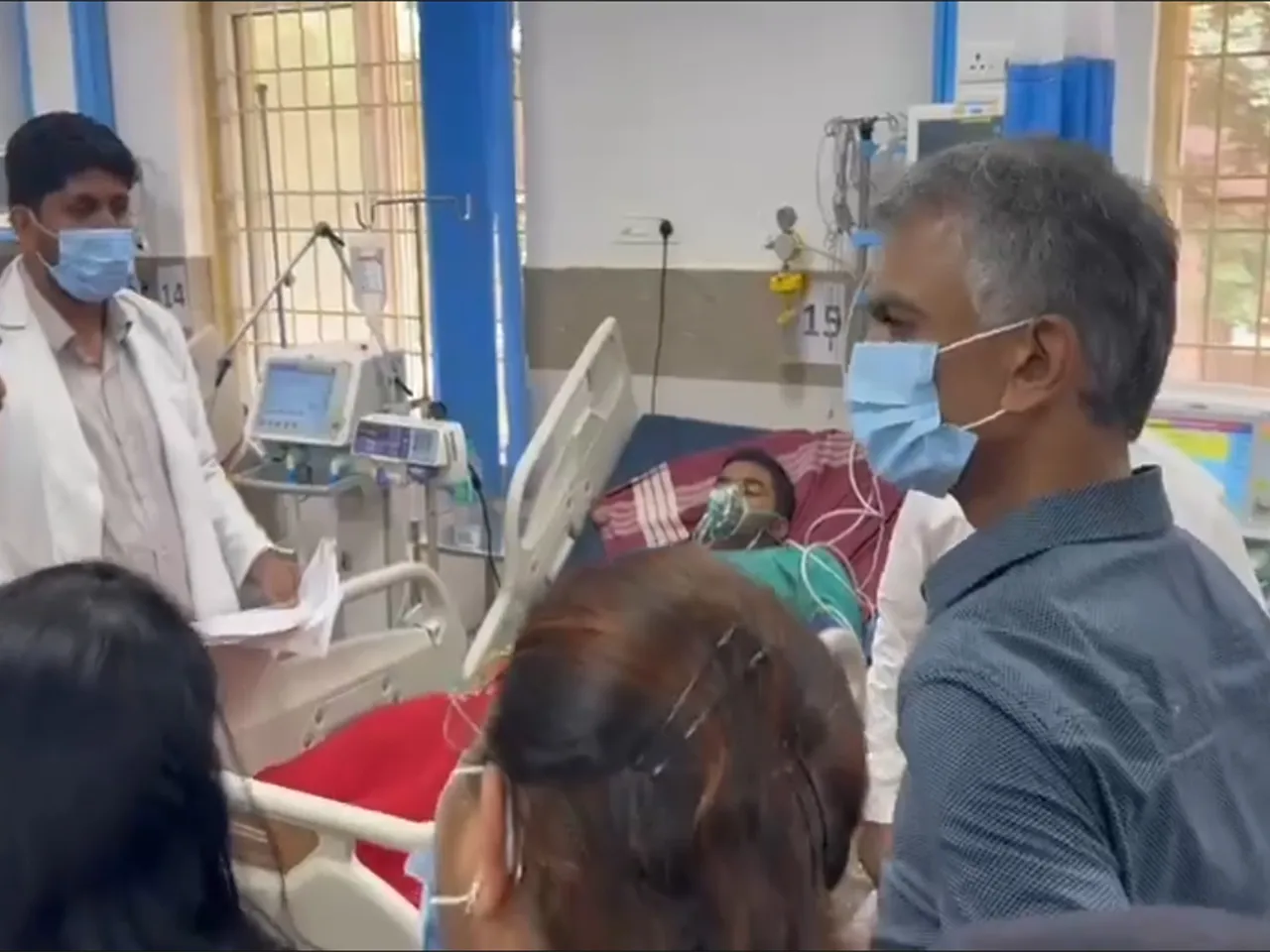 Karnataka Minister Krishna Byre Gowda met the injured (Photo/ANI)