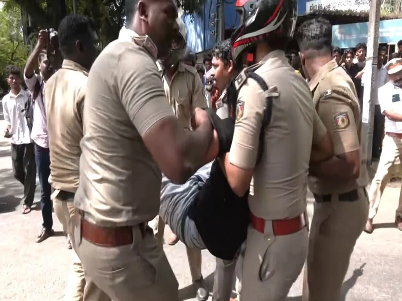 Kochi Police detains members of the Kerala Students Union Wing of Congress (Photo/ANI)