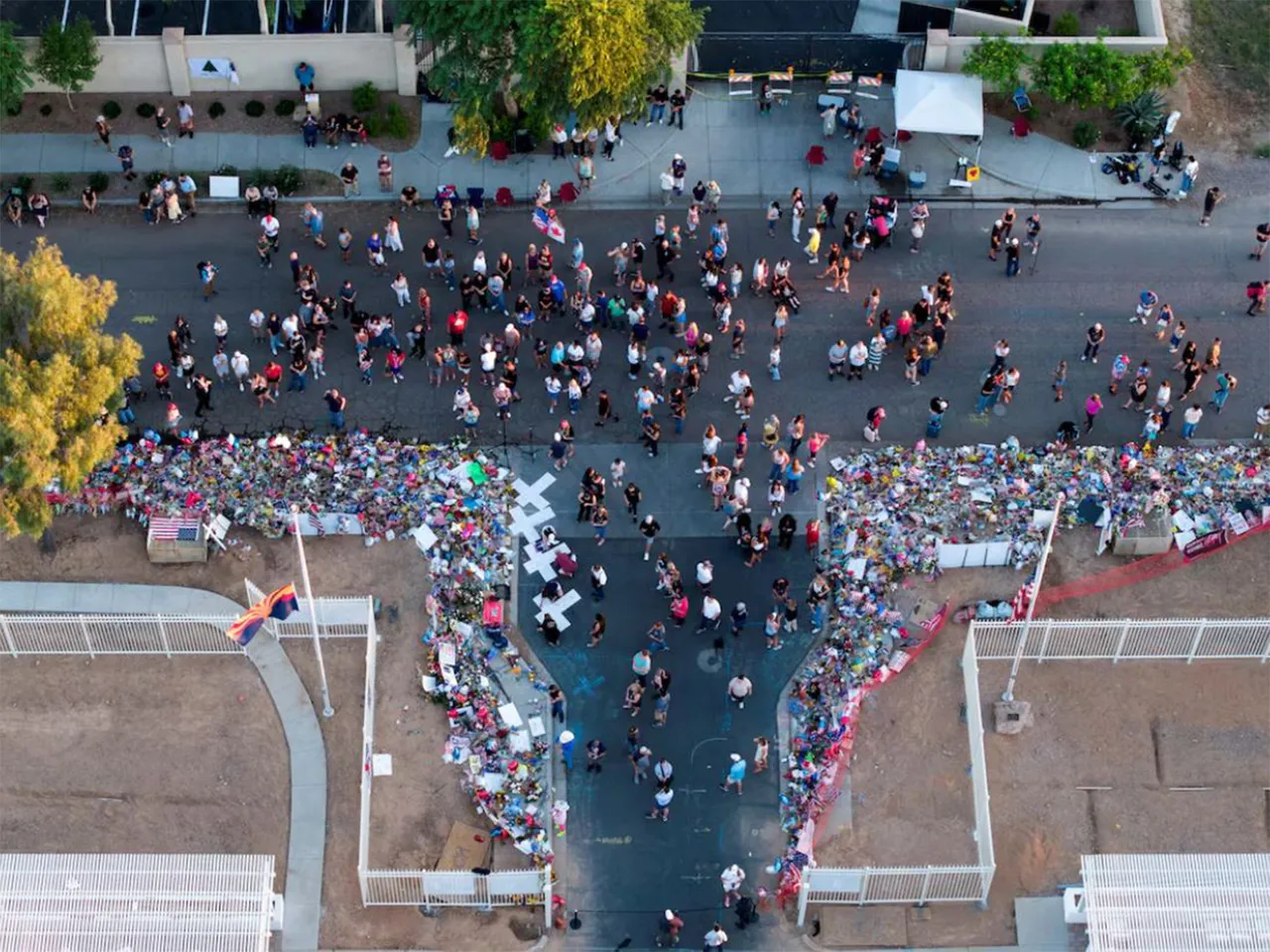 People gathering to pay tribute to Charlie Kirk at the headquarters of Turning Point USA, ahead of a memorial service (Photo/Reuters)