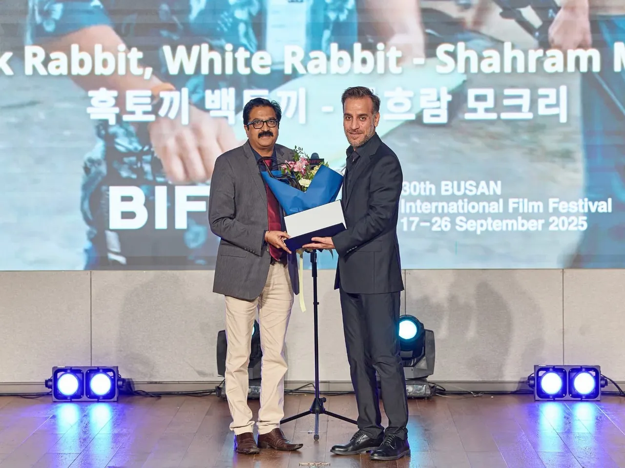 Prakash Magdum giving award to director Shahram Mokri (Photo: NFDC)