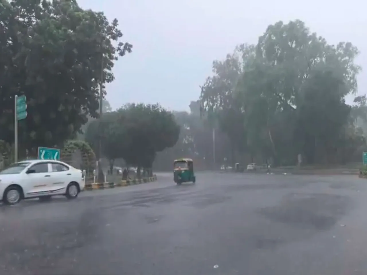 Parts of Delhi receive rainfall, visuals from Mandi House area (Photo/ANI)