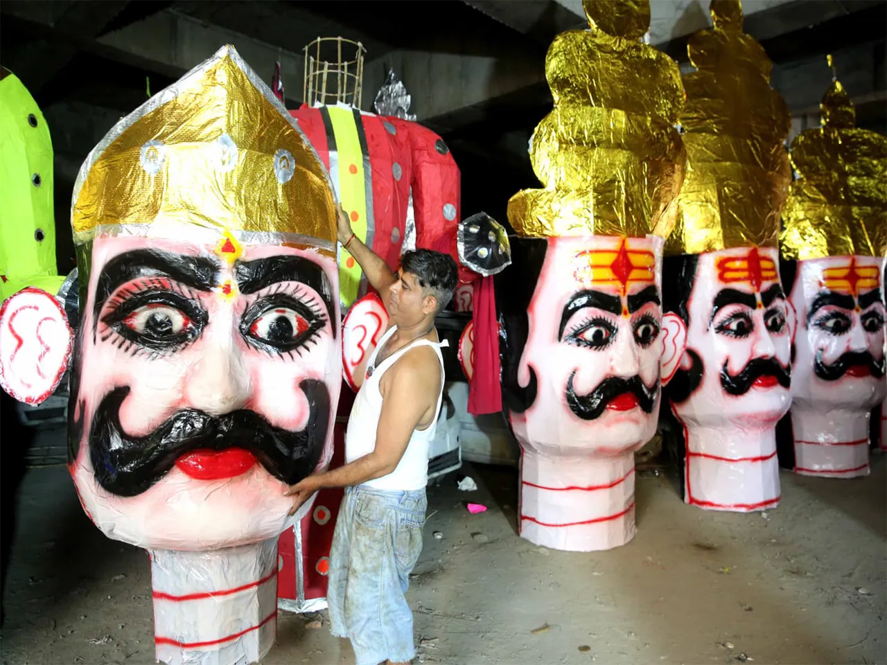 Artisan is preparing Ravana effigy in Bhopal (Photo/ANI)