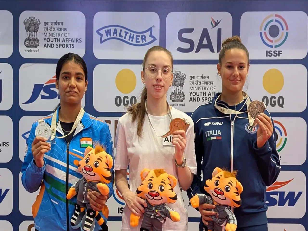 Indian shooter Tejaswani Singh (L). (Photo: NRAI)