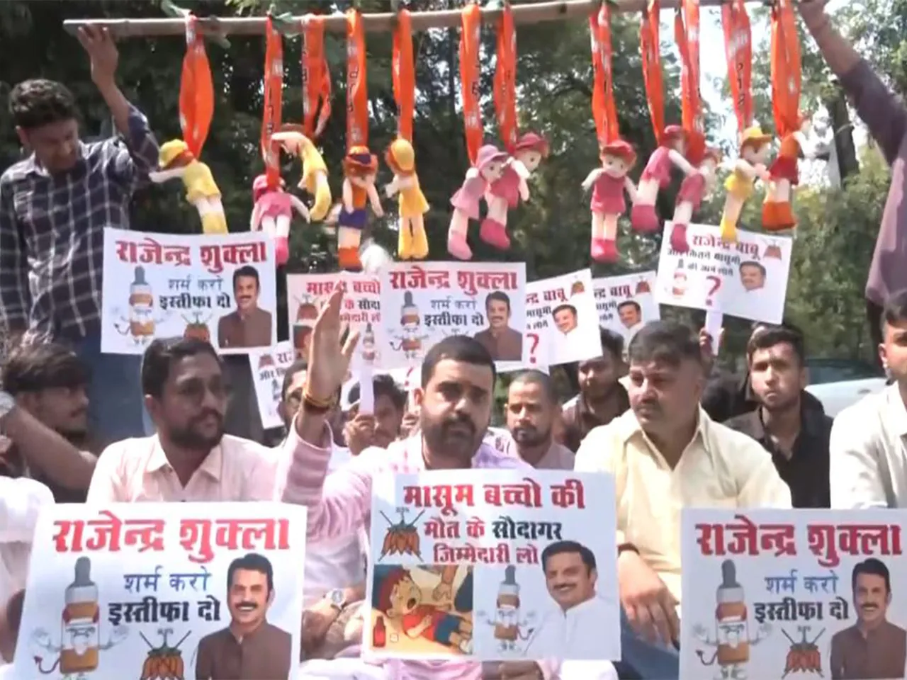 Congress workers protesting in Bhopal over the death of 11 children in Chhindwara, Madhya Pradesh, after allegedly consuming Coldrif Cough syrup. (Photo/ANI)