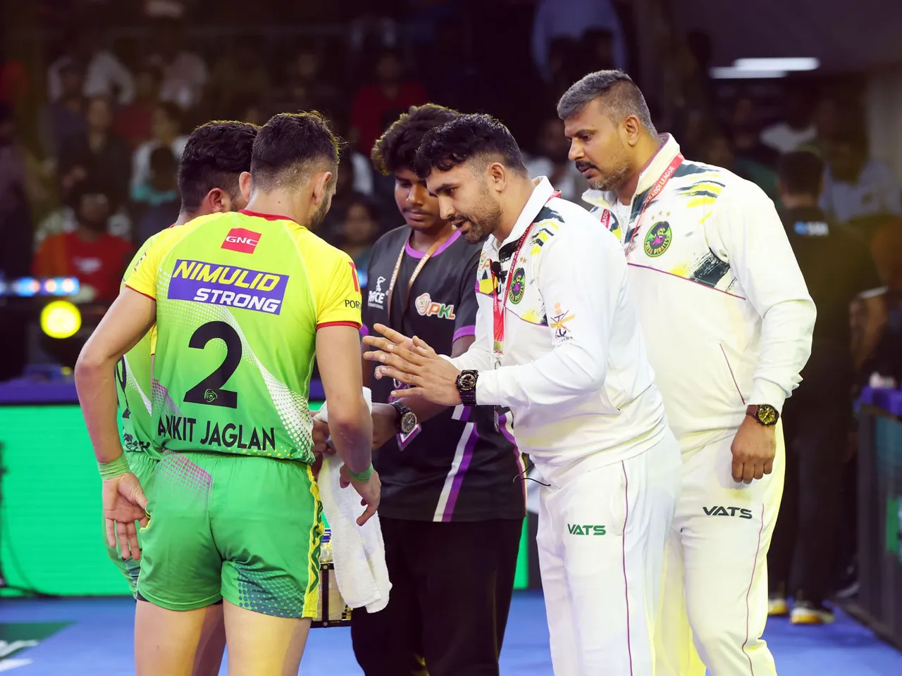 Patna Pirates coach giving instructions to players (Photo: PKL)