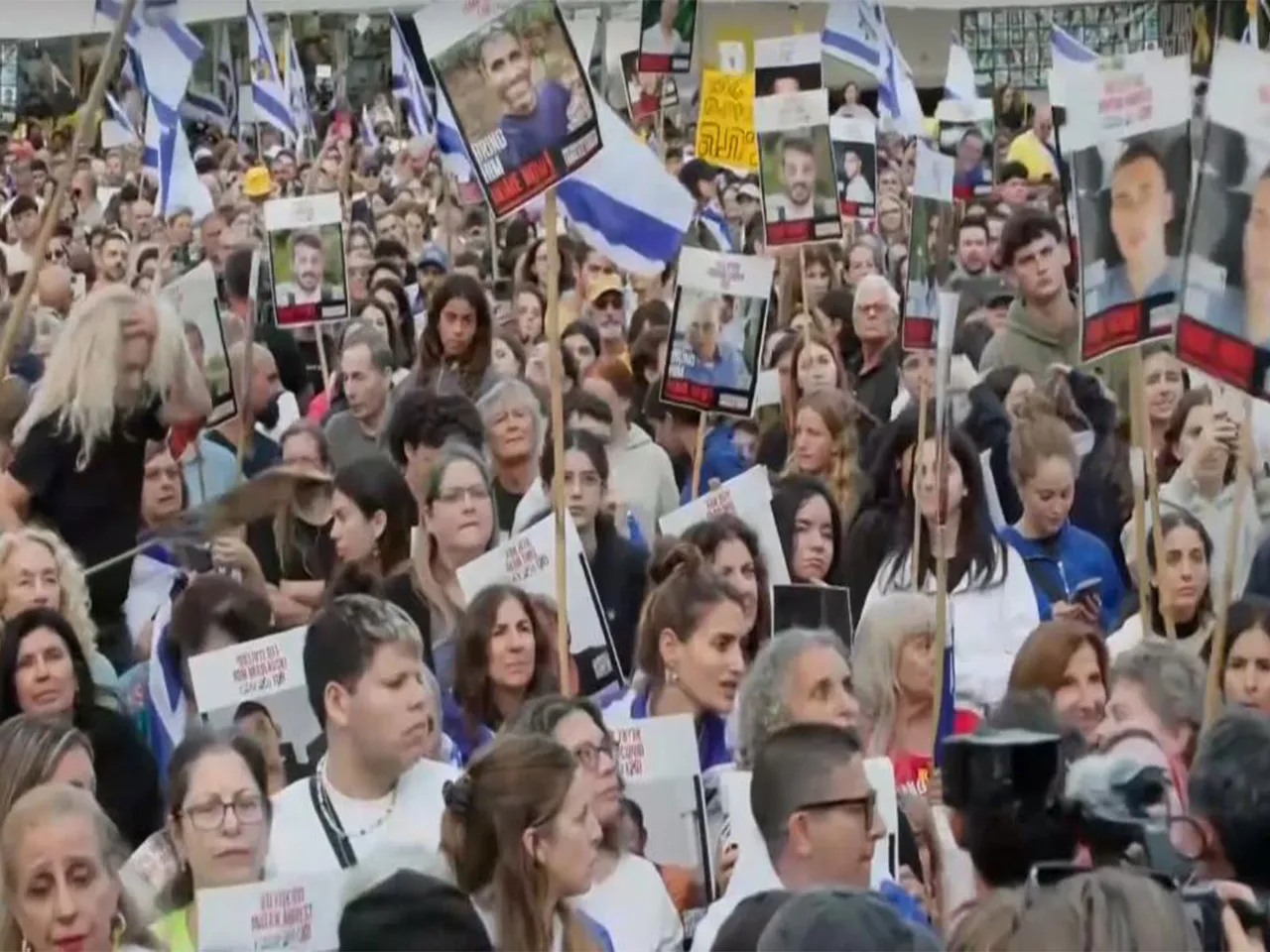 Crowd gather across Israel ahead of historic hostage release (Photo/Reuters)