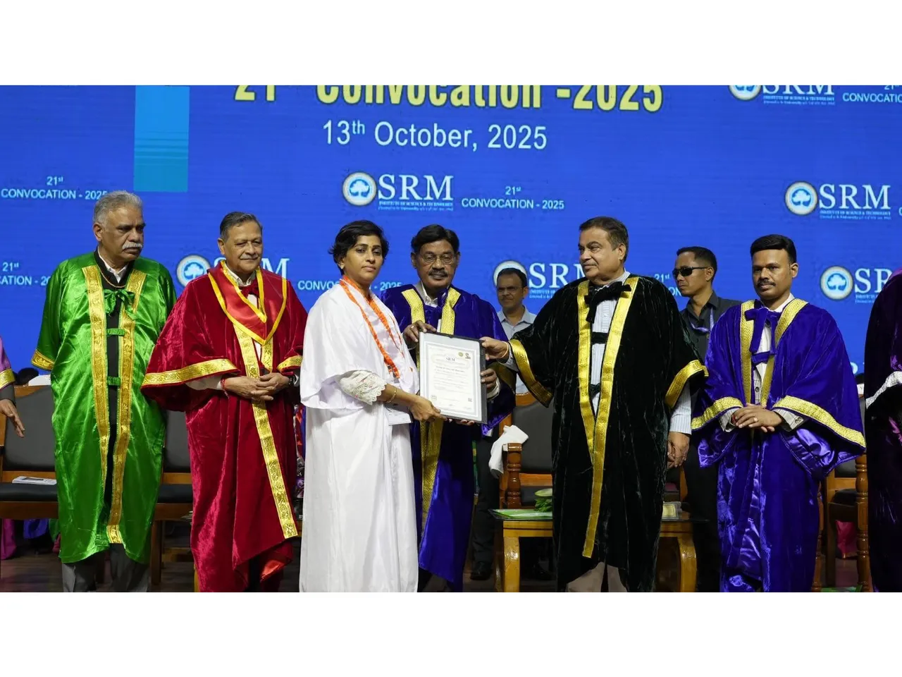 Union Minister Shri Nitin Gadkari along with Chancellor SRMIST gracing the Convocation