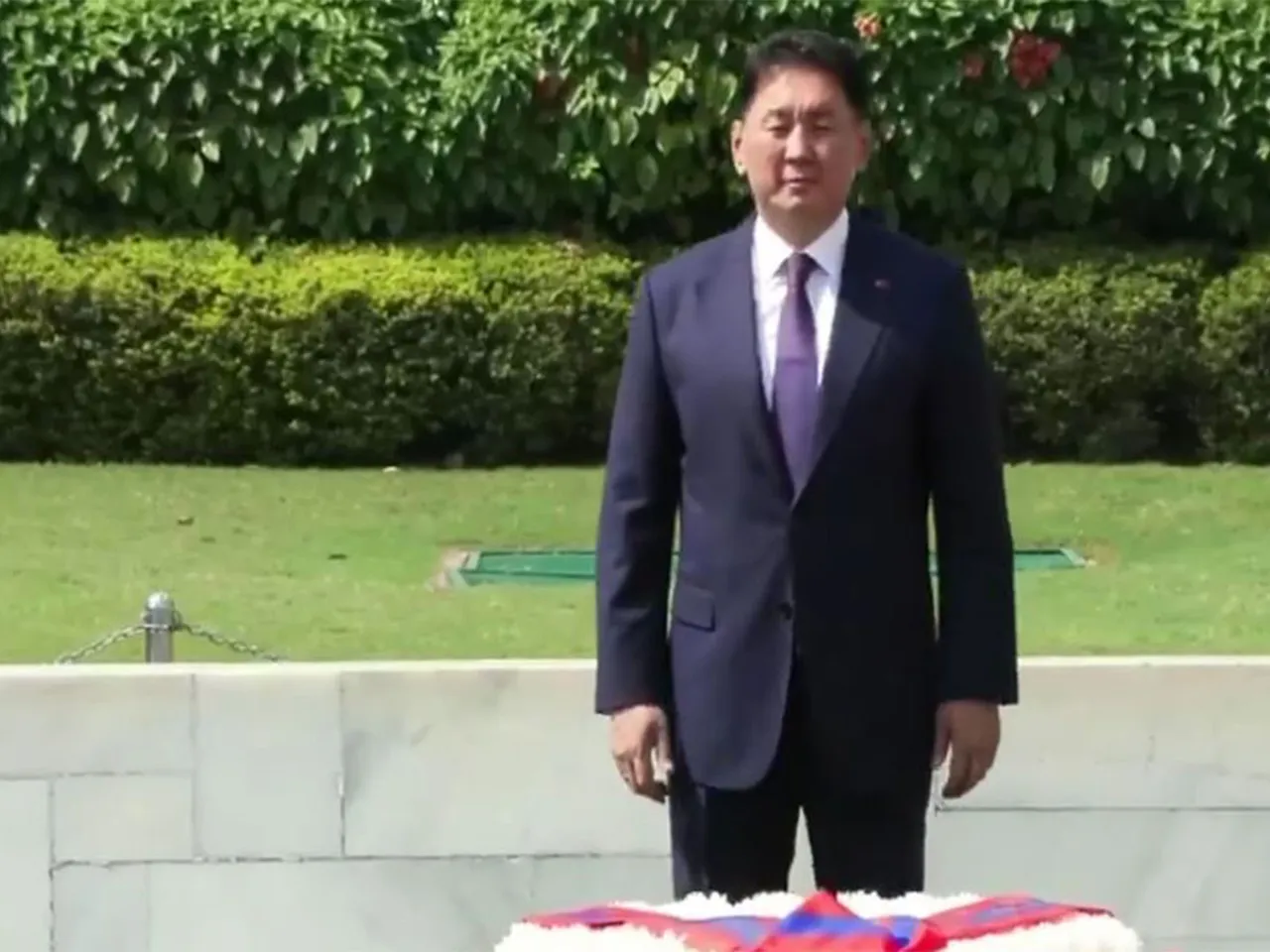 Mongolian President Khurelsukh Ukhnaa offering tributes at Rajghat (Photo/ ANI)
