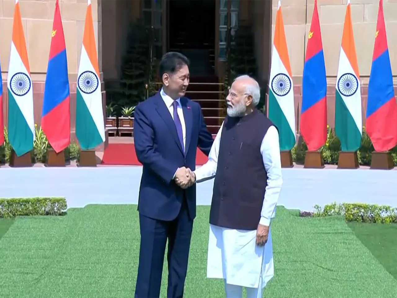 Prime Minister Narendra Modi with Mongolian President Khurelsukh Ukhnaa (Photo/ ANI DD)