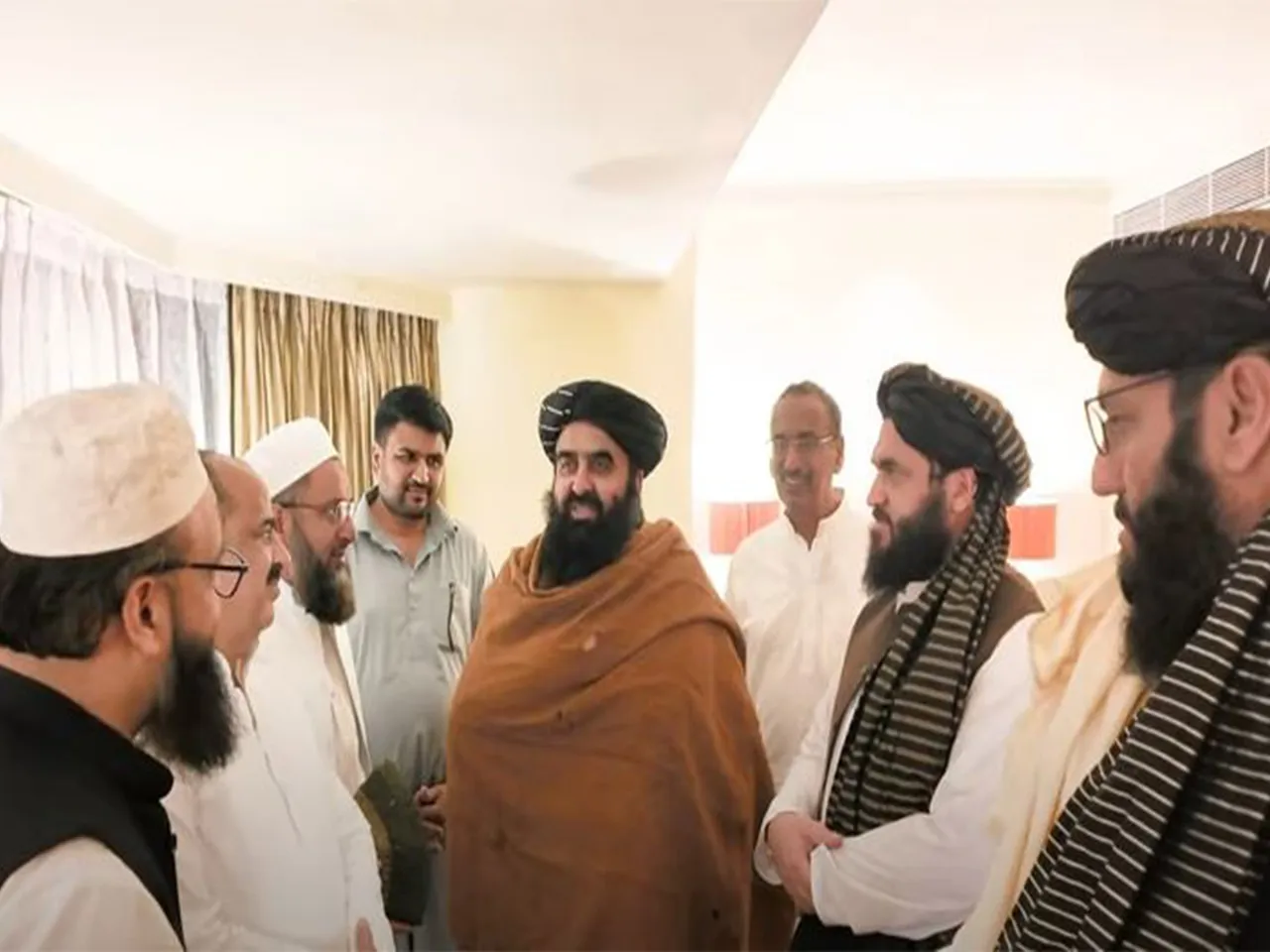 Afghan FM receiving shawl from family of Mahmood-ul-Hassan (Photo/ MOFA Afghanistan)