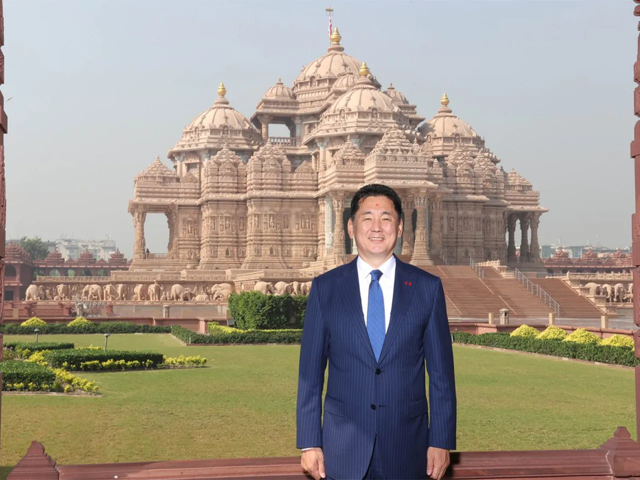 Mongolian President Ukhnaagiin Khürelsükh visits Akshardham temple in Delhi (Photo: X/ @DelhiAkshardham)