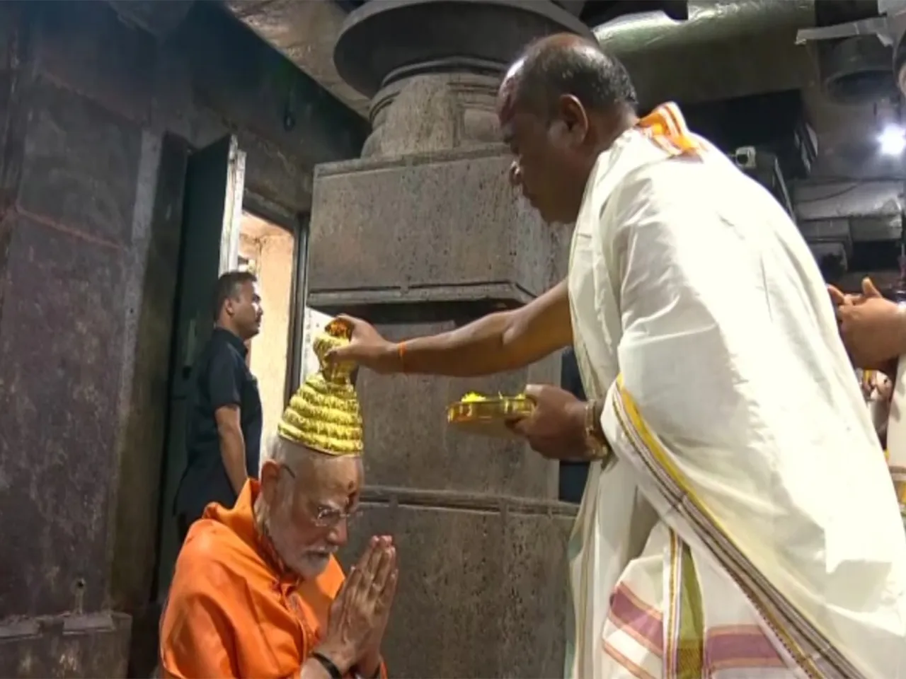 PM Modi performs pooja at Sri Bhramaramba Mallikarjuna Swamy Varla Devasthanam, Srisailam in Nandyal (Photo/ANI)