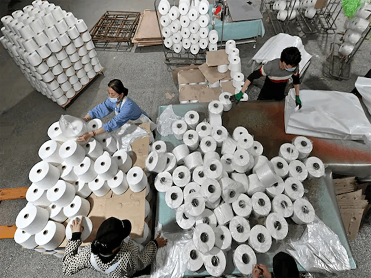 Workers are seen on the production line at a cotton textile factory in Korla, Xinjiang Uighur Autonomous Region, (Photo/Reuters)