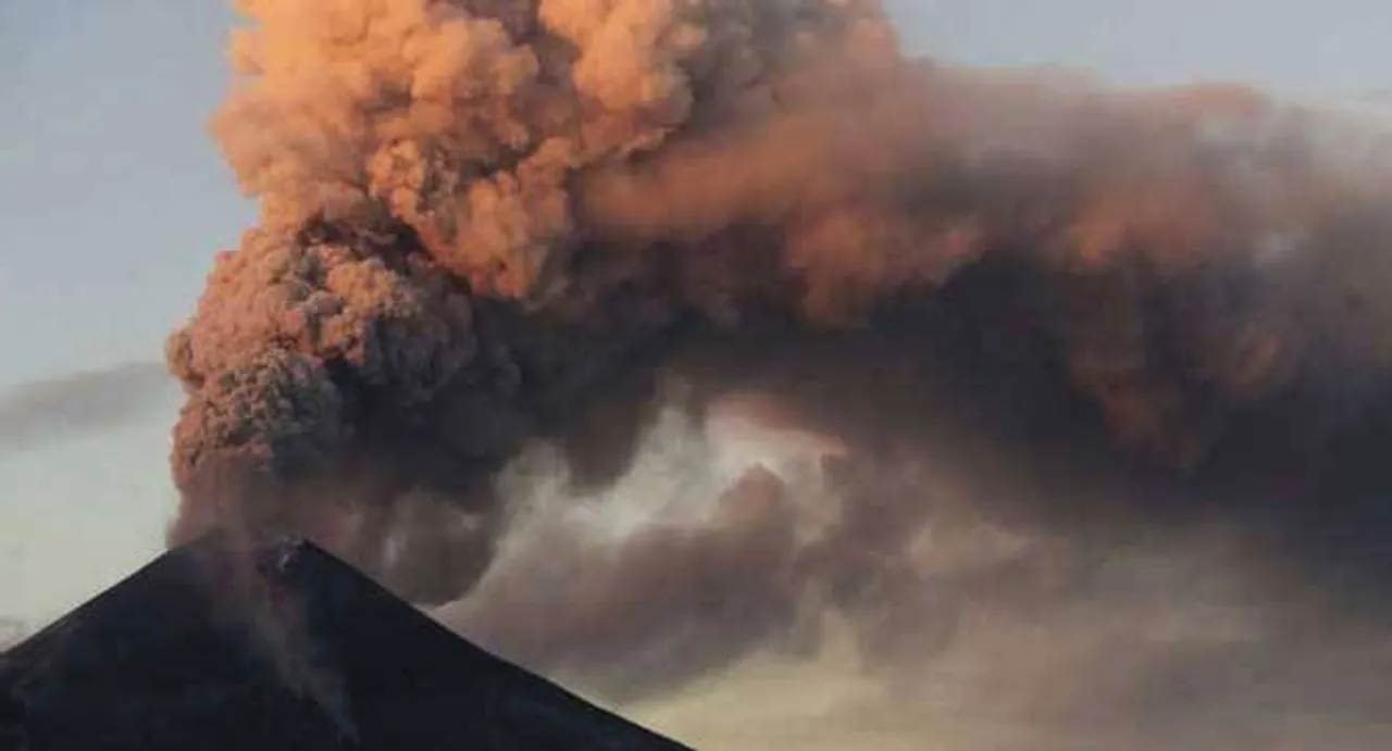 Volcano in Nicaragua spews gas and lava