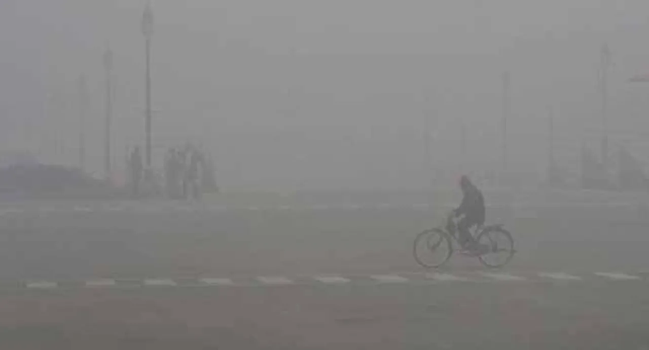 Fog, overcast skies greet Delhiites in morning