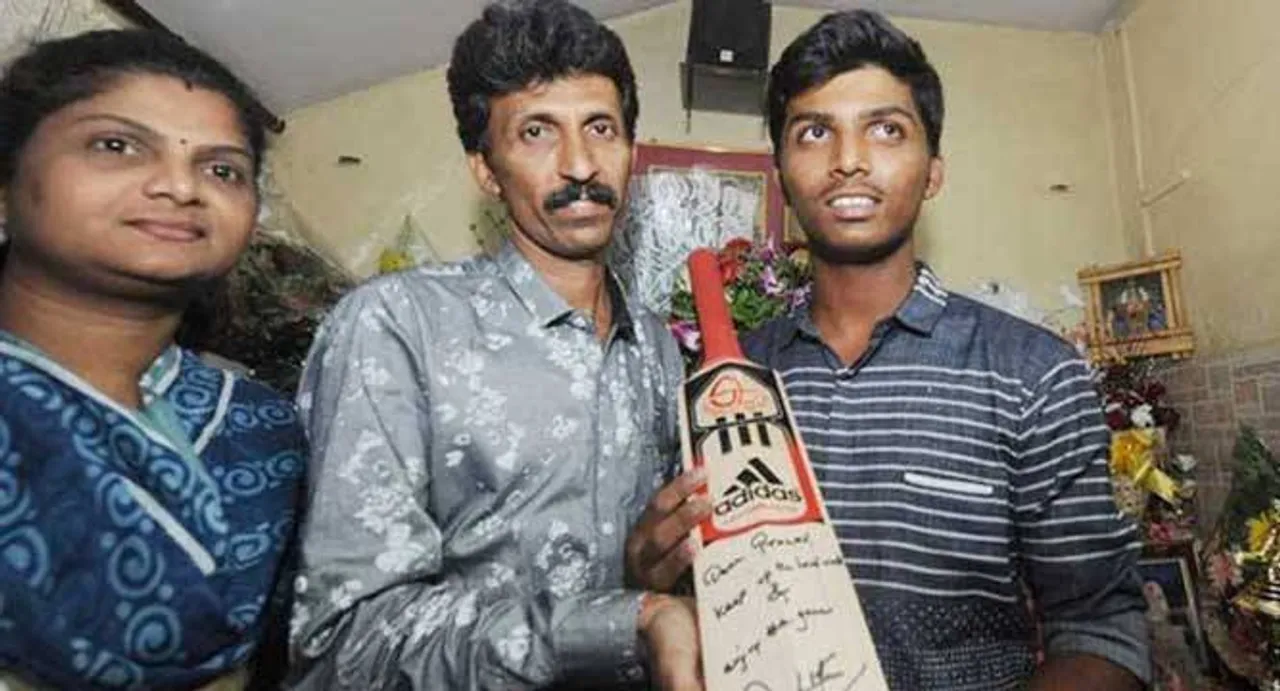 Sachin Tendulkar gifts his bat to Dhanawade