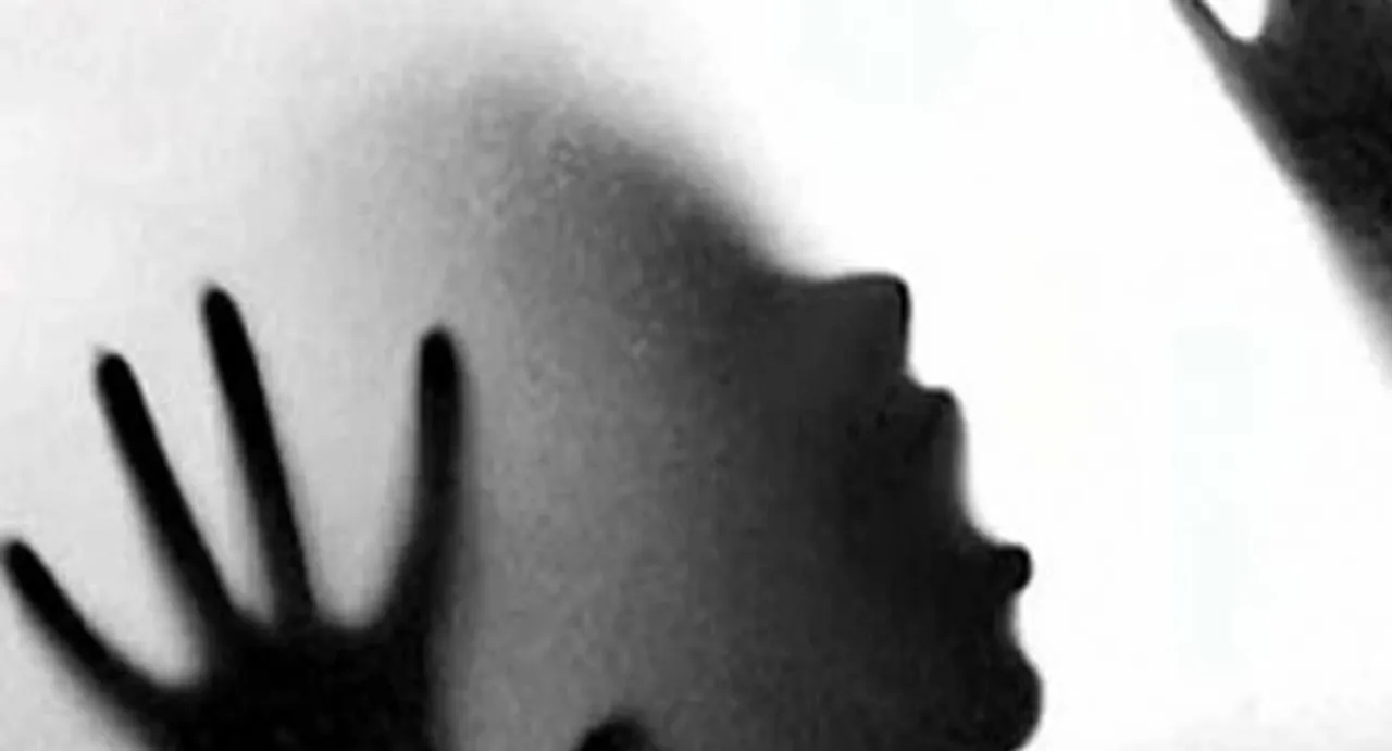 Video of policeman 'groping' girls goes viral; probe ordered