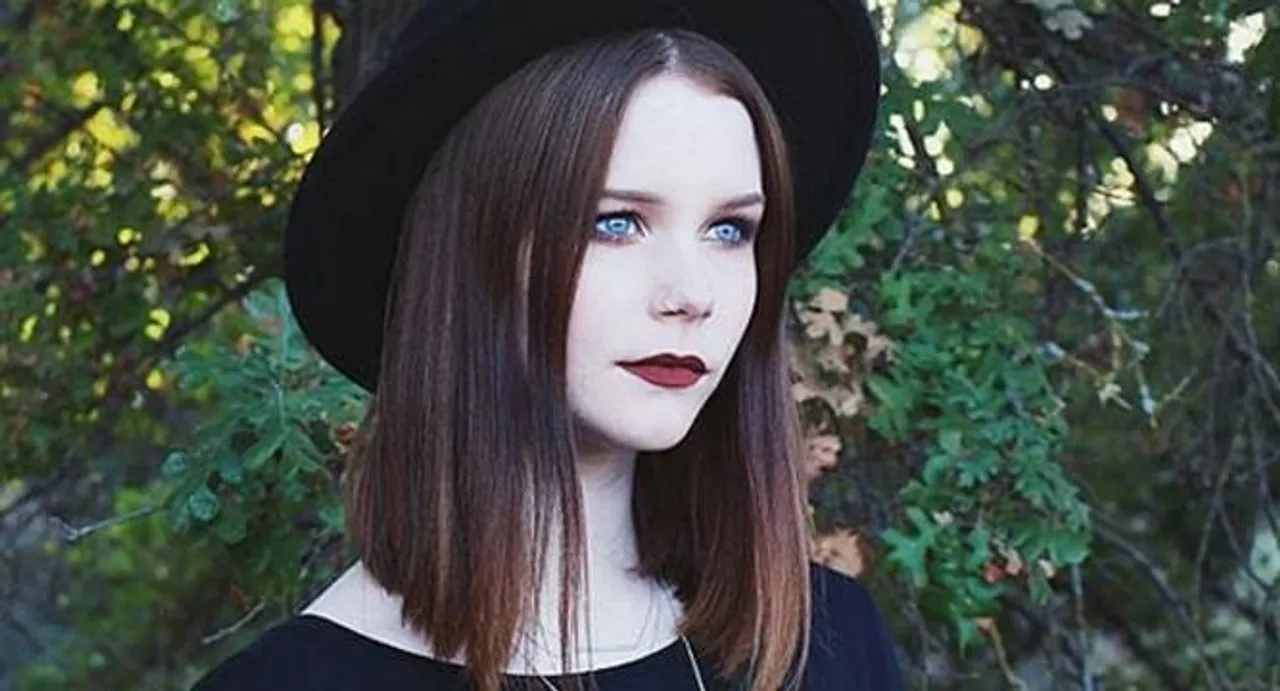 Here is your guide to attain the Grunge makeup look