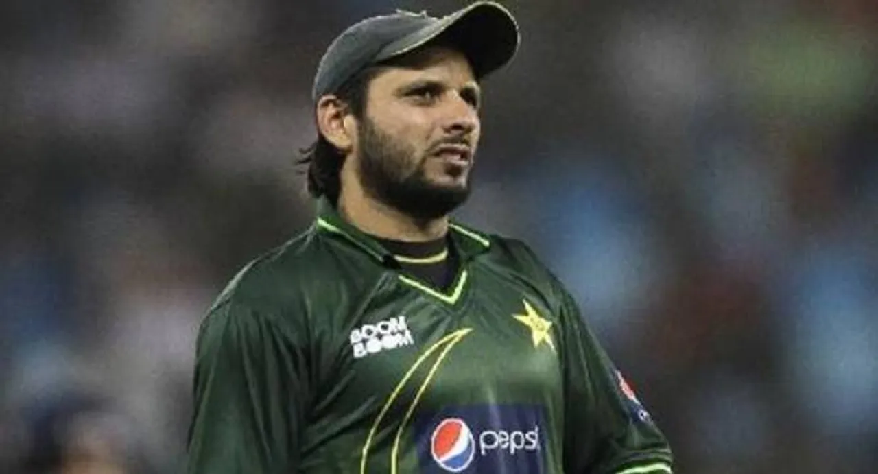 Fan saves Shahid Afridi, Ahmed Shehzad from embarrassment 