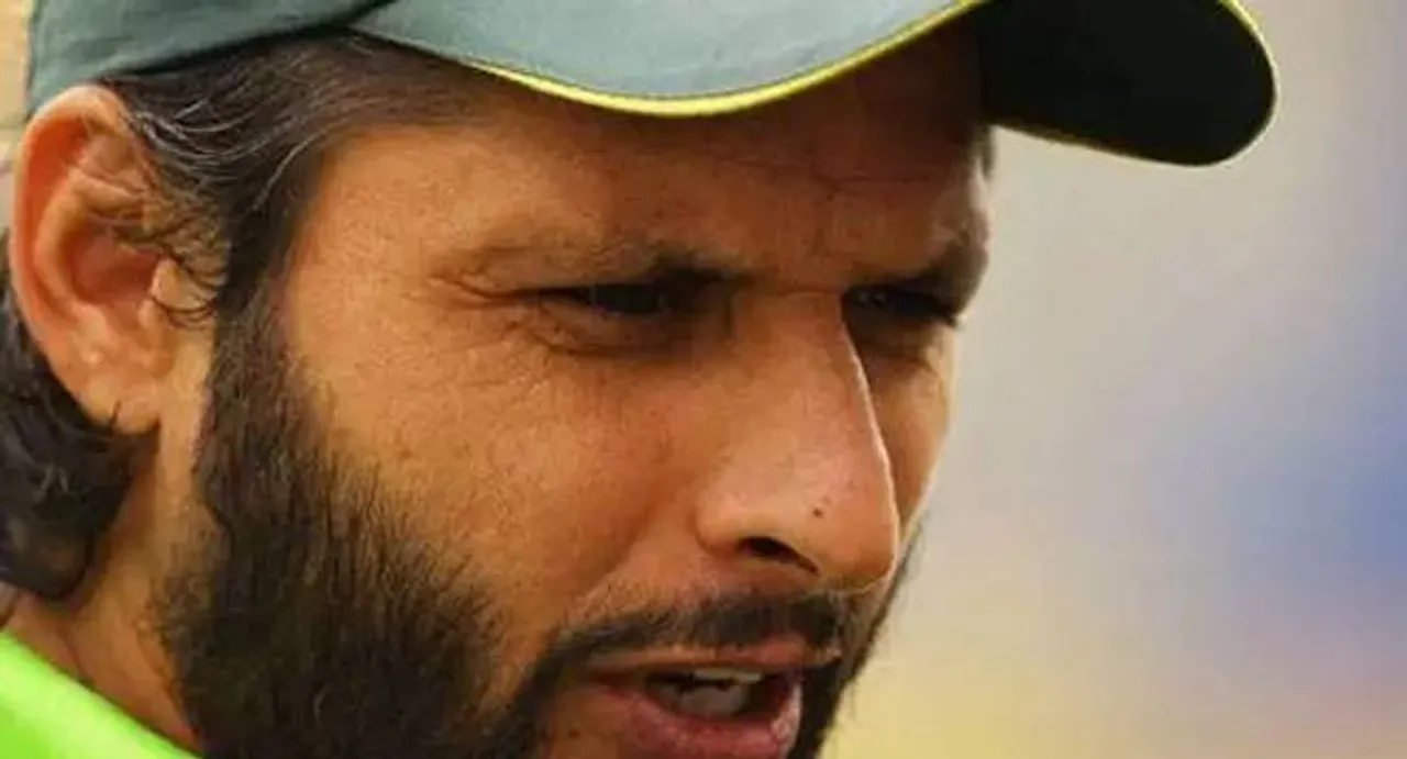 Without local currency, fan comes to Afridi's rescue